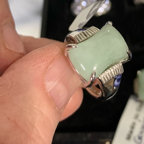 Jade Ringe - Picture 2 of 4